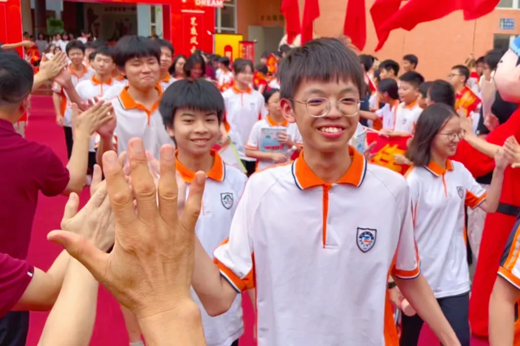 执笔为剑战中考,蓄力扬帆创辉煌——翡翠山湖学校2026年中考壮行仪式-第24张图片-四季读书网