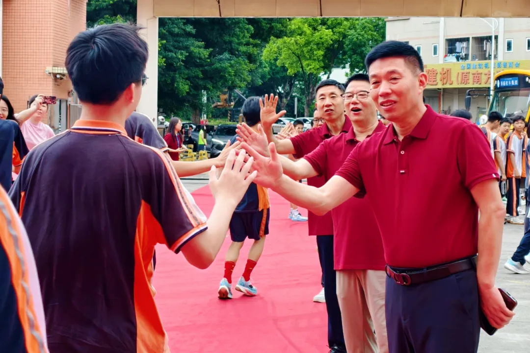 执笔为剑战中考,蓄力扬帆创辉煌——翡翠山湖学校2026年中考壮行仪式-第25张图片-四季读书网