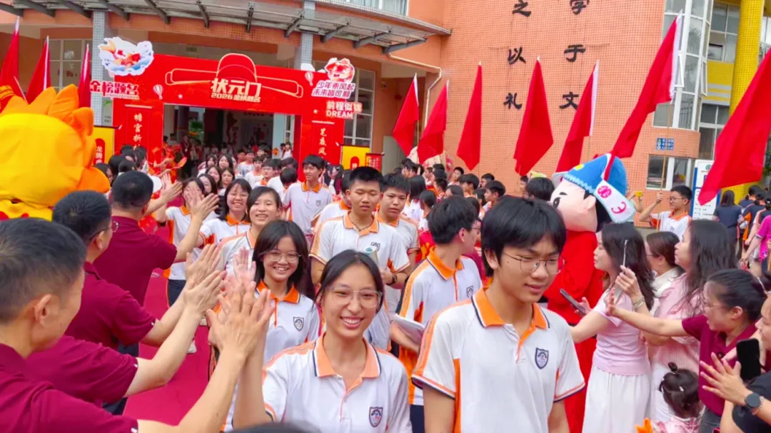 执笔为剑战中考,蓄力扬帆创辉煌——翡翠山湖学校2026年中考壮行仪式-第30张图片-四季读书网