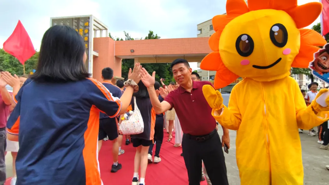 执笔为剑战中考,蓄力扬帆创辉煌——翡翠山湖学校2026年中考壮行仪式-第31张图片-四季读书网