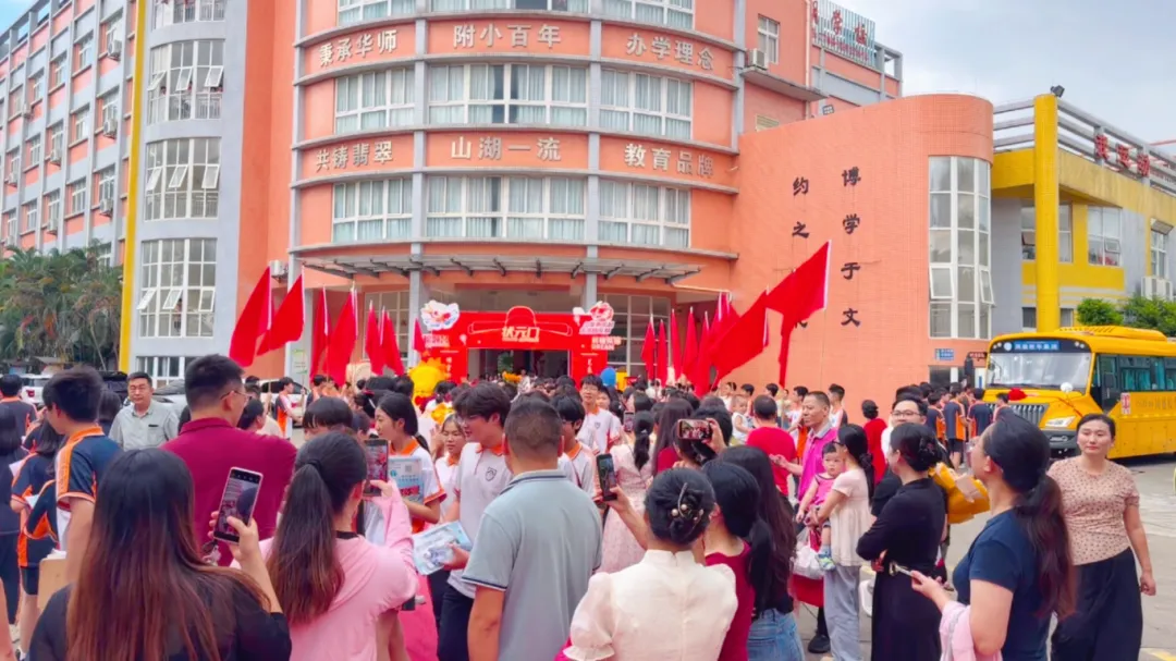 执笔为剑战中考,蓄力扬帆创辉煌——翡翠山湖学校2026年中考壮行仪式-第32张图片-四季读书网