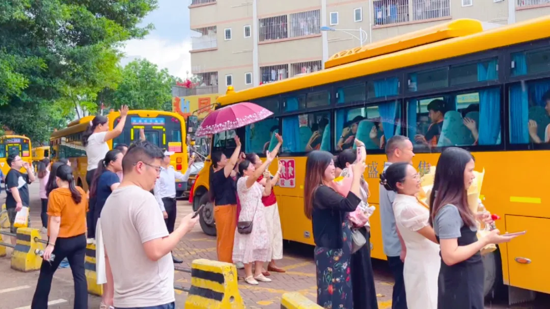 执笔为剑战中考,蓄力扬帆创辉煌——翡翠山湖学校2026年中考壮行仪式-第33张图片-四季读书网