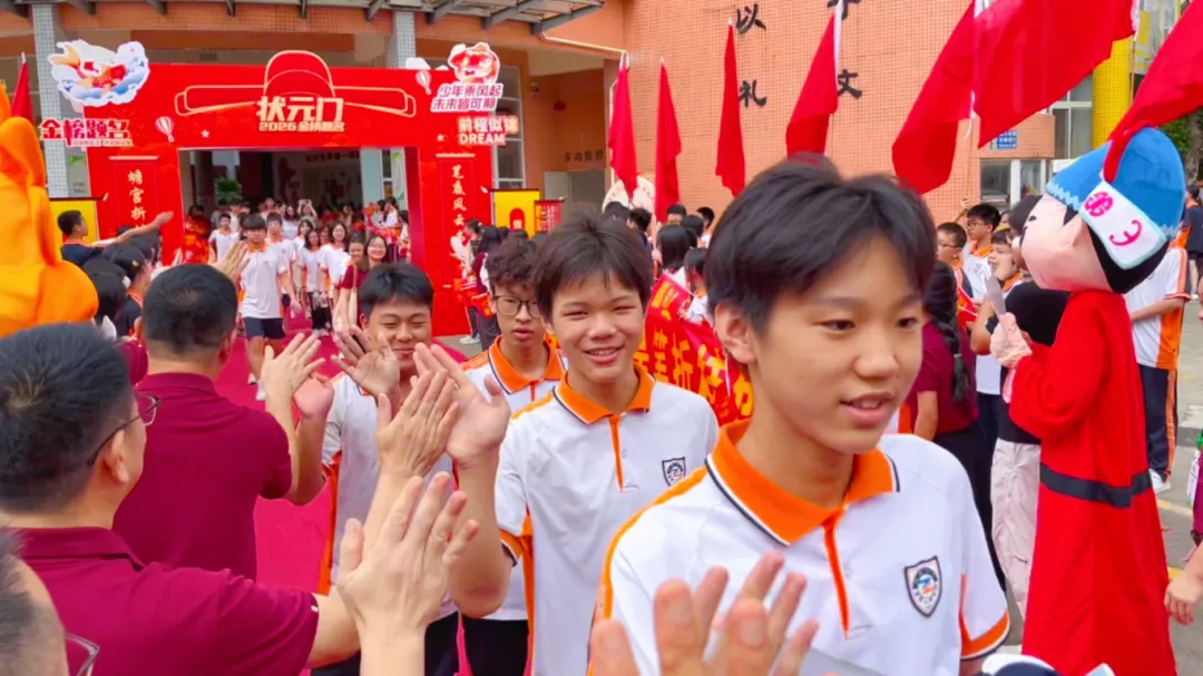 执笔为剑战中考,蓄力扬帆创辉煌——翡翠山湖学校2026年中考壮行仪式-第34张图片-四季读书网