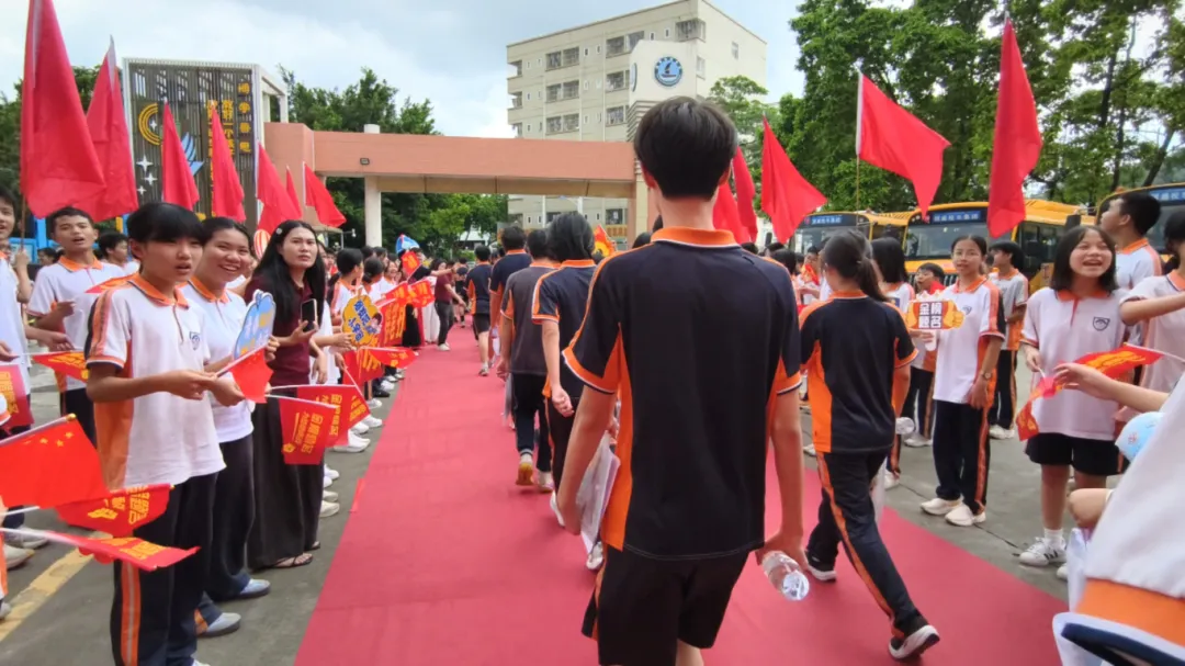 执笔为剑战中考,蓄力扬帆创辉煌——翡翠山湖学校2026年中考壮行仪式-第35张图片-四季读书网