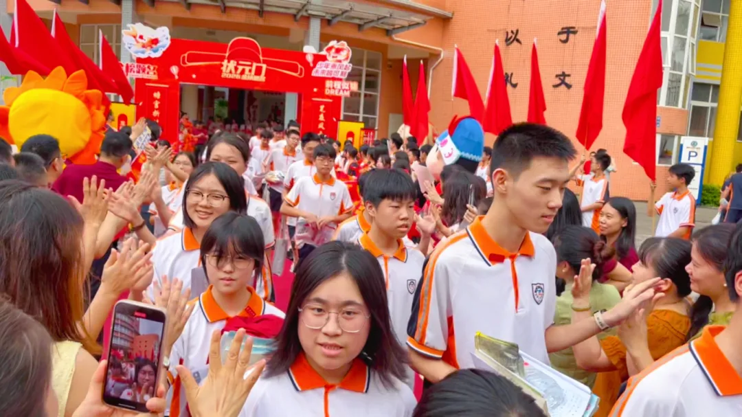 执笔为剑战中考,蓄力扬帆创辉煌——翡翠山湖学校2026年中考壮行仪式-第36张图片-四季读书网