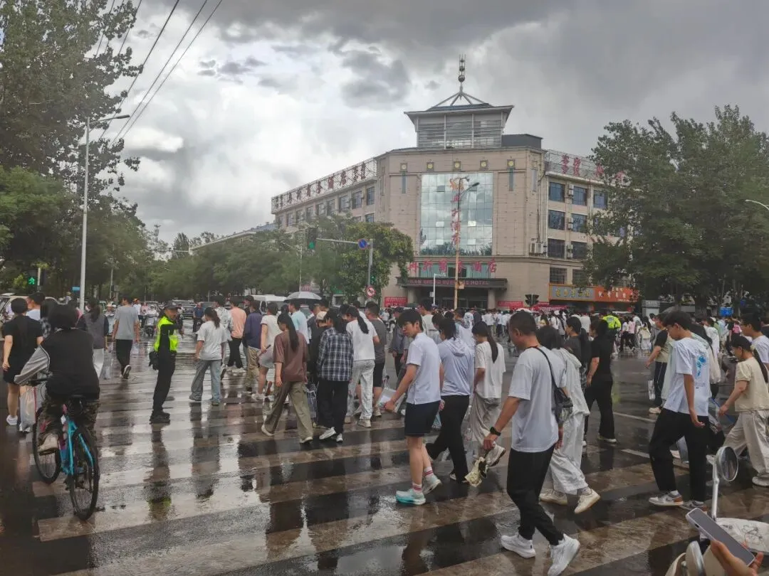 中考三天!他们最早进场,最晚交卷!-第7张图片-四季读书网