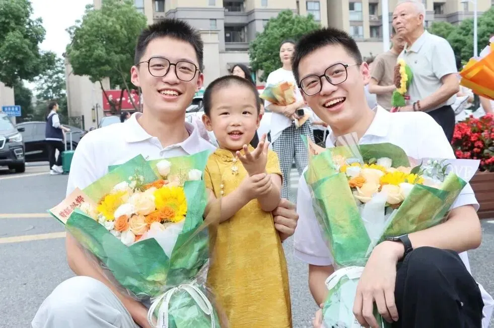 喜讯丨锡山校园再出学霸双胞胎,中考双双700+-第8张图片-四季读书网