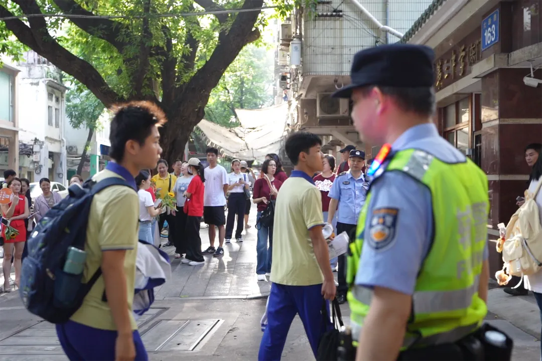 护航中考 | 青春绽放正当时,越秀公安伴你前行-第4张图片-四季读书网