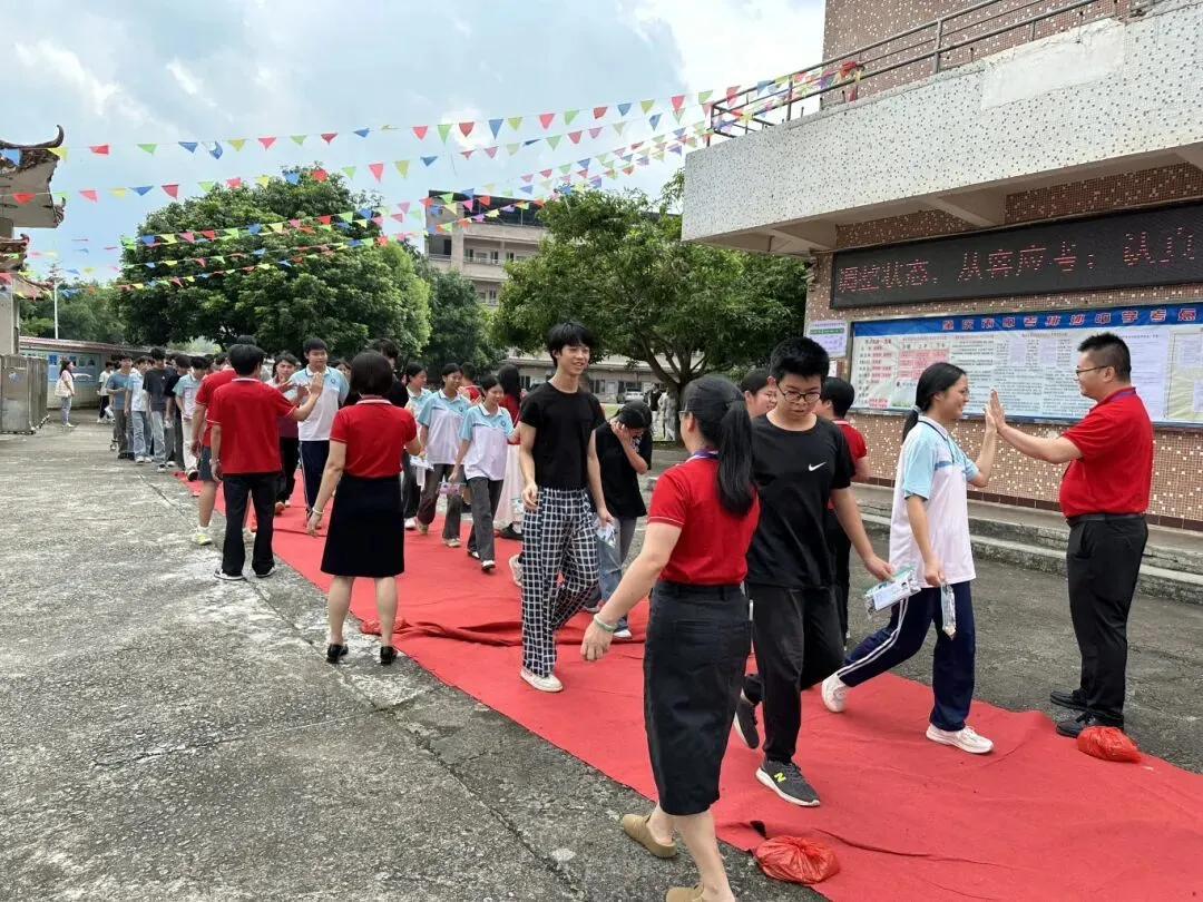 中考启幕!广宁5969名考生赴考-第16张图片-四季读书网