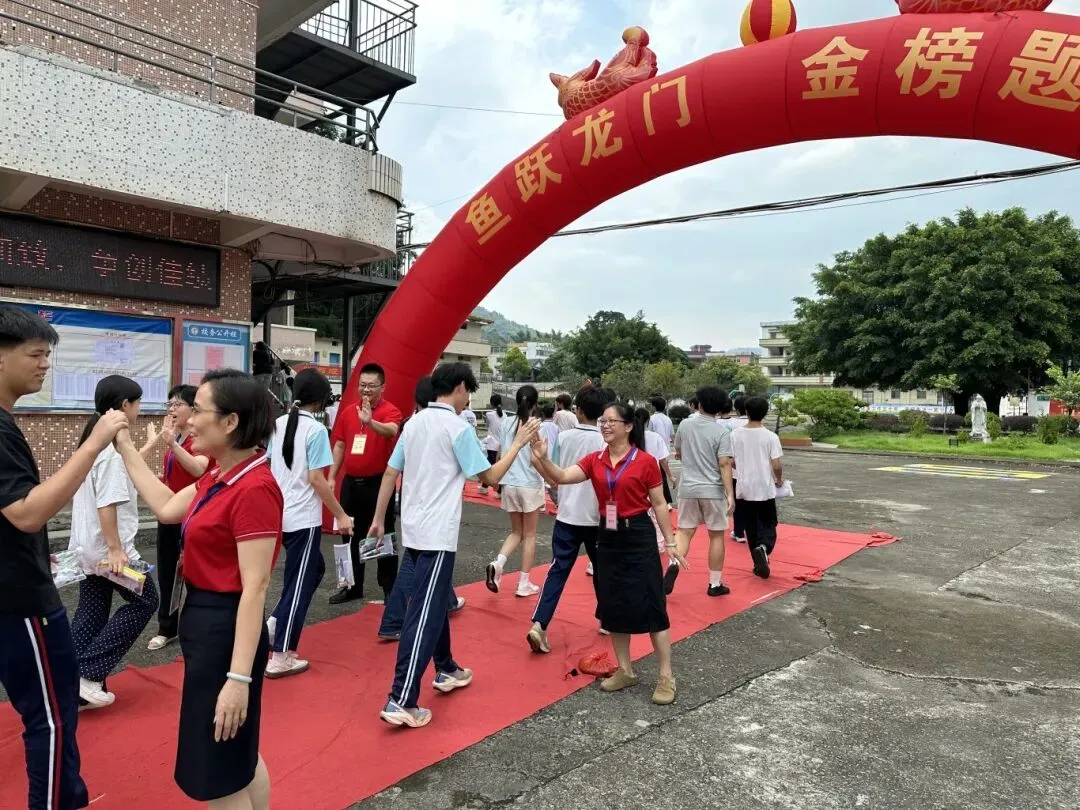 中考启幕!广宁5969名考生赴考-第17张图片-四季读书网