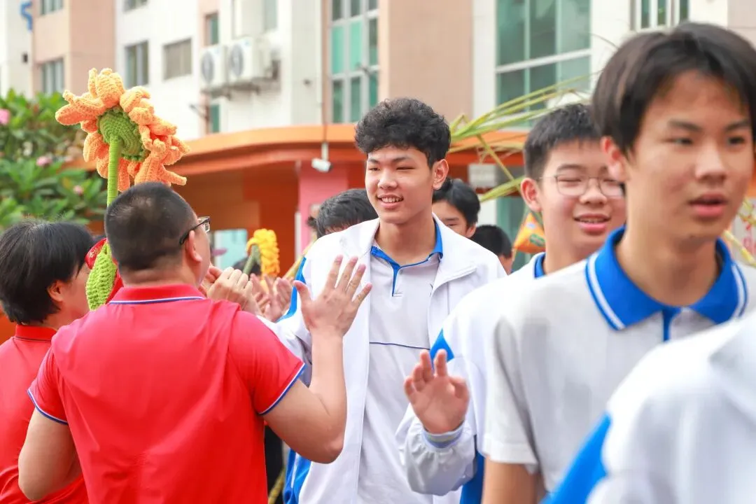中考首日直击|花都少年执笔赴考,逐梦今朝!-第33张图片-四季读书网