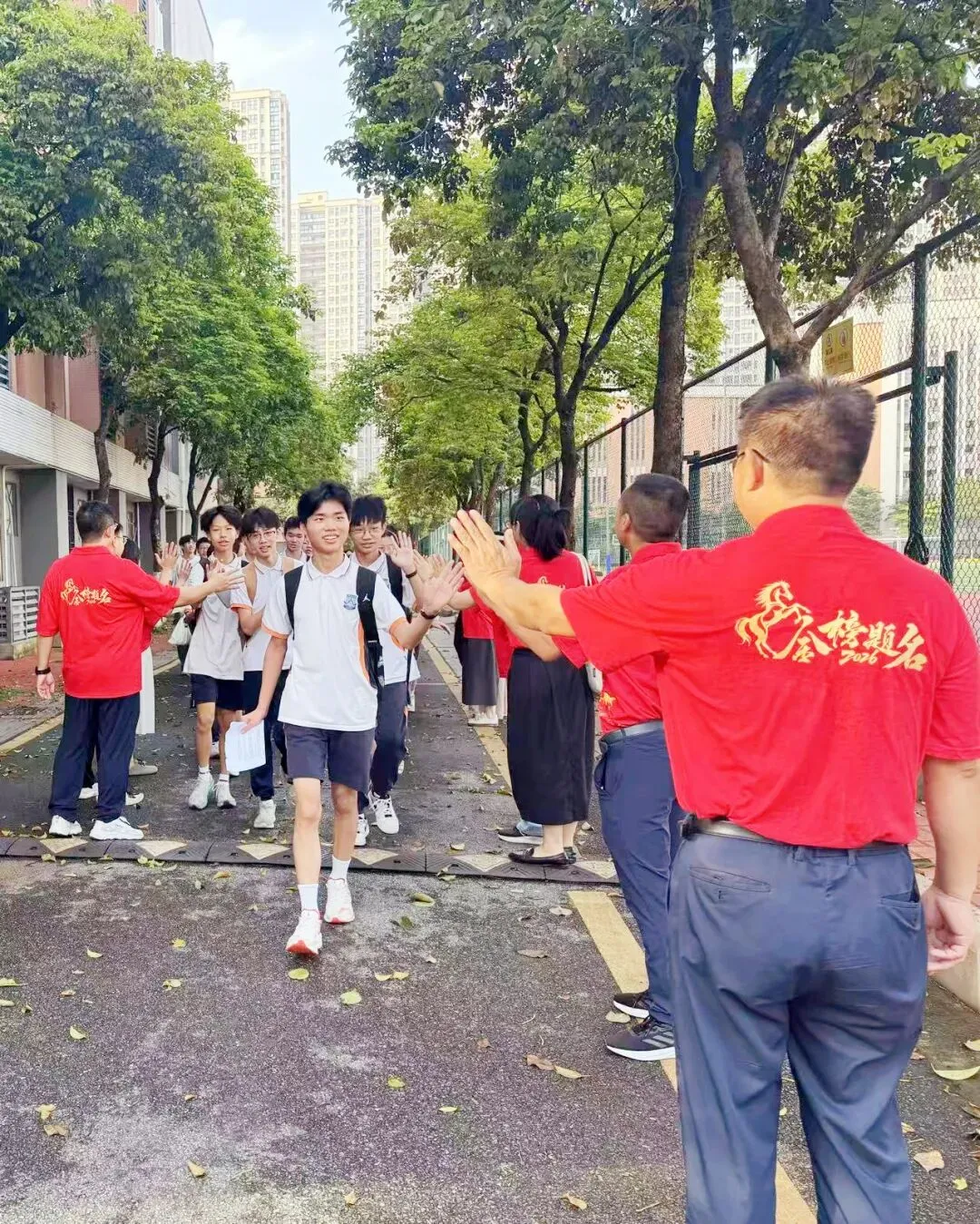 中考首日直击|花都少年执笔赴考,逐梦今朝!-第40张图片-四季读书网