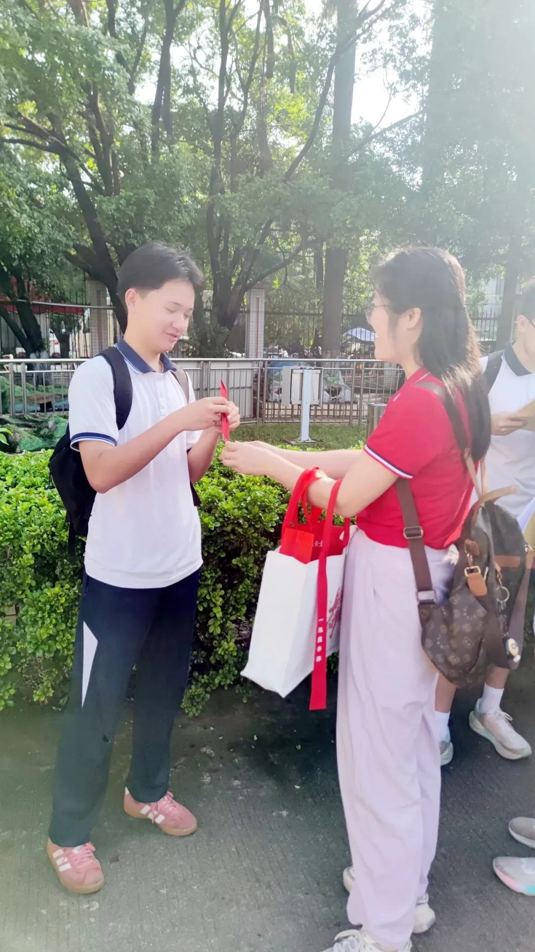 中考首日直击|花都少年执笔赴考,逐梦今朝!-第82张图片-四季读书网
