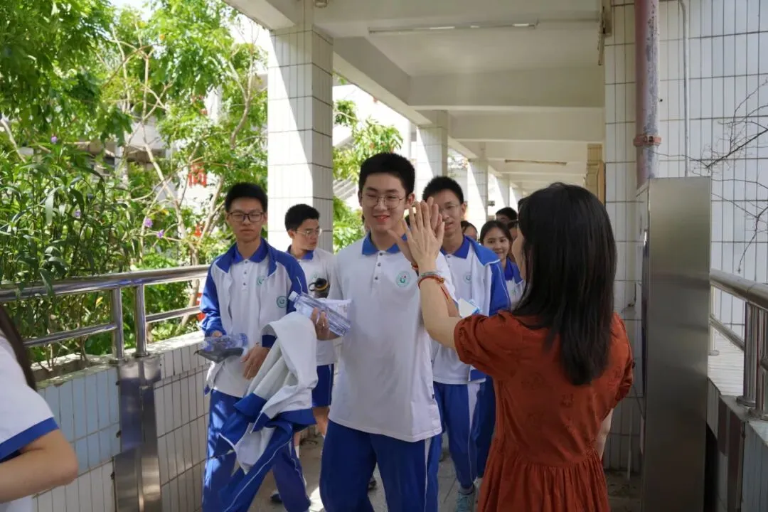 莞城学子,加油!中考首日现场直击→-第5张图片-四季读书网