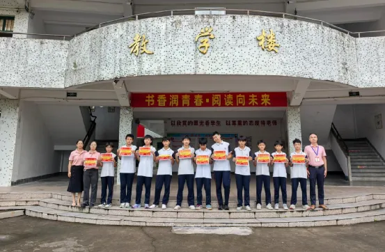 升旗誓师迎战中考,奋勇拼搏再创辉煌——汤坑镇第二中学举行升旗仪式-第1张图片-四季读书网