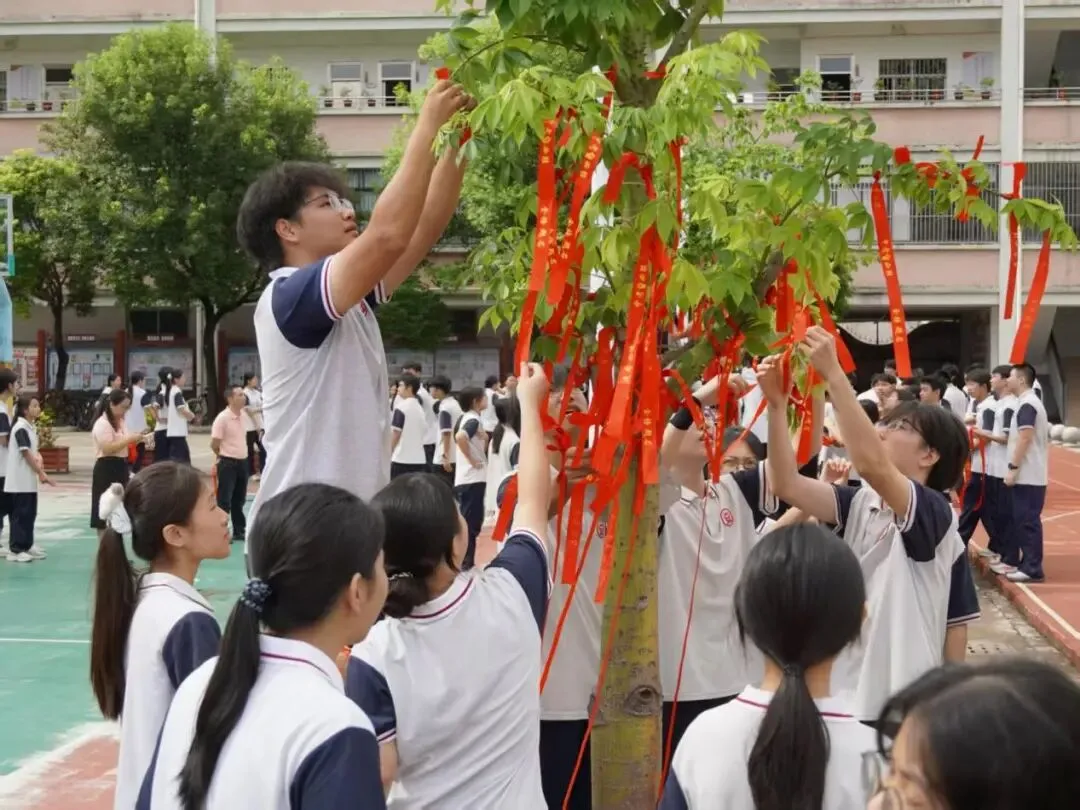 升旗誓师迎战中考,奋勇拼搏再创辉煌——汤坑镇第二中学举行升旗仪式-第9张图片-四季读书网