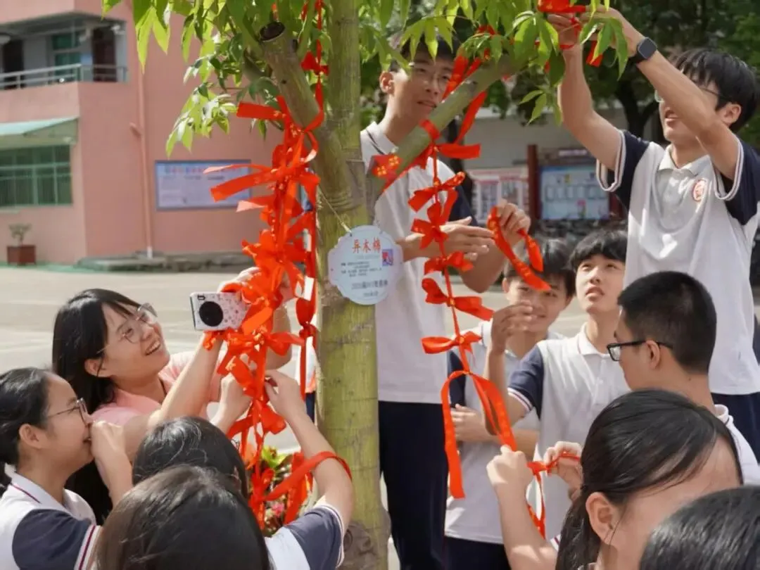 升旗誓师迎战中考,奋勇拼搏再创辉煌——汤坑镇第二中学举行升旗仪式-第10张图片-四季读书网
