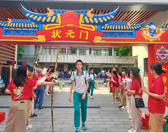 中考开锣丨绿翠送考,平凡的爱助力开门“红”!——奔跑中的绿翠学子,加油!-第10张图片-四季读书网 中考开锣丨绿翠送考,平凡的爱助力开门“红”!——奔跑中的绿翠学子,加油!-第10张图片-四季读书网
