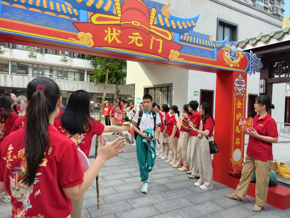 中考开锣丨绿翠送考,平凡的爱助力开门“红”!——奔跑中的绿翠学子,加油!-第11张图片-四季读书网 中考开锣丨绿翠送考,平凡的爱助力开门“红”!——奔跑中的绿翠学子,加油!-第11张图片-四季读书网