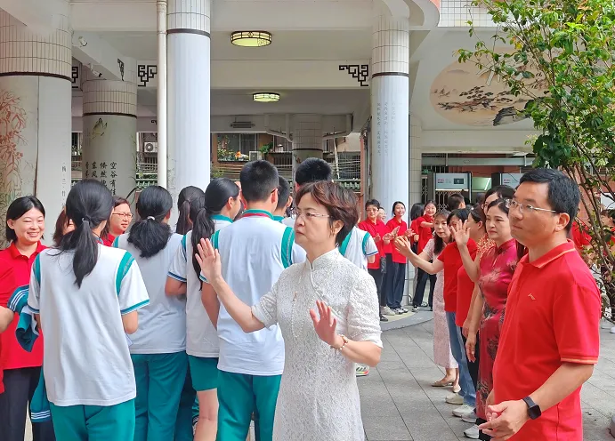 中考开锣丨绿翠送考,平凡的爱助力开门“红”!——奔跑中的绿翠学子,加油!-第14张图片-四季读书网 中考开锣丨绿翠送考,平凡的爱助力开门“红”!——奔跑中的绿翠学子,加油!-第14张图片-四季读书网