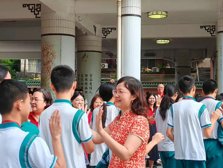 中考开锣丨绿翠送考,平凡的爱助力开门“红”!——奔跑中的绿翠学子,加油!-第15张图片-四季读书网 中考开锣丨绿翠送考,平凡的爱助力开门“红”!——奔跑中的绿翠学子,加油!-第15张图片-四季读书网