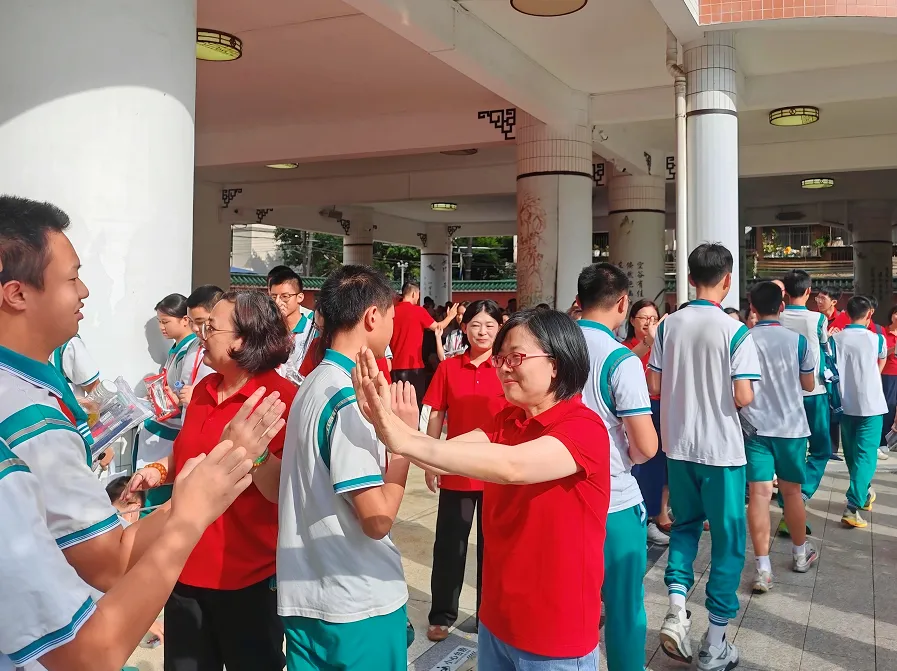 中考开锣丨绿翠送考,平凡的爱助力开门“红”!——奔跑中的绿翠学子,加油!-第16张图片-四季读书网 中考开锣丨绿翠送考,平凡的爱助力开门“红”!——奔跑中的绿翠学子,加油!-第16张图片-四季读书网