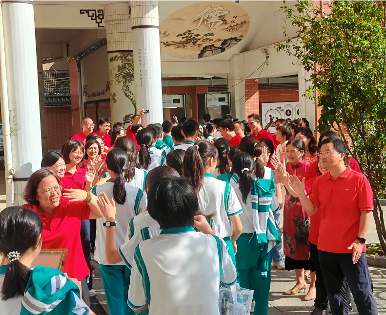 中考开锣丨绿翠送考,平凡的爱助力开门“红”!——奔跑中的绿翠学子,加油!-第24张图片-四季读书网 中考开锣丨绿翠送考,平凡的爱助力开门“红”!——奔跑中的绿翠学子,加油!-第24张图片-四季读书网