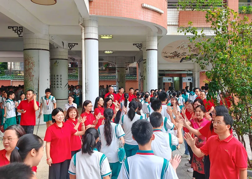 中考开锣丨绿翠送考,平凡的爱助力开门“红”!——奔跑中的绿翠学子,加油!-第25张图片-四季读书网 中考开锣丨绿翠送考,平凡的爱助力开门“红”!——奔跑中的绿翠学子,加油!-第25张图片-四季读书网