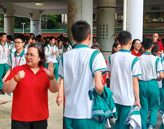 中考开锣丨绿翠送考,平凡的爱助力开门“红”!——奔跑中的绿翠学子,加油!-第26张图片-四季读书网 中考开锣丨绿翠送考,平凡的爱助力开门“红”!——奔跑中的绿翠学子,加油!-第26张图片-四季读书网