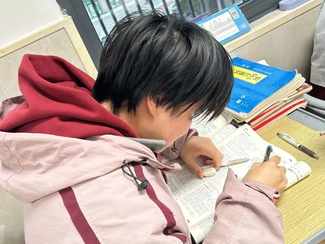 从中考数学19分到高考总分490分:监利少年胡舰的南昕逆袭之路-第1张图片-四季读书网 从中考数学19分到高考总分490分:监利少年胡舰的南昕逆袭之路-第1张图片-四季读书网