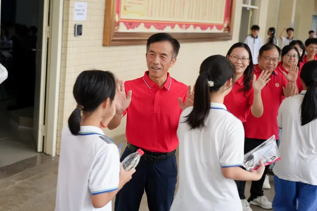 中考第一天纪实丨三载耕耘终亮剑,今朝逐梦踏歌行-第10张图片-四季读书网