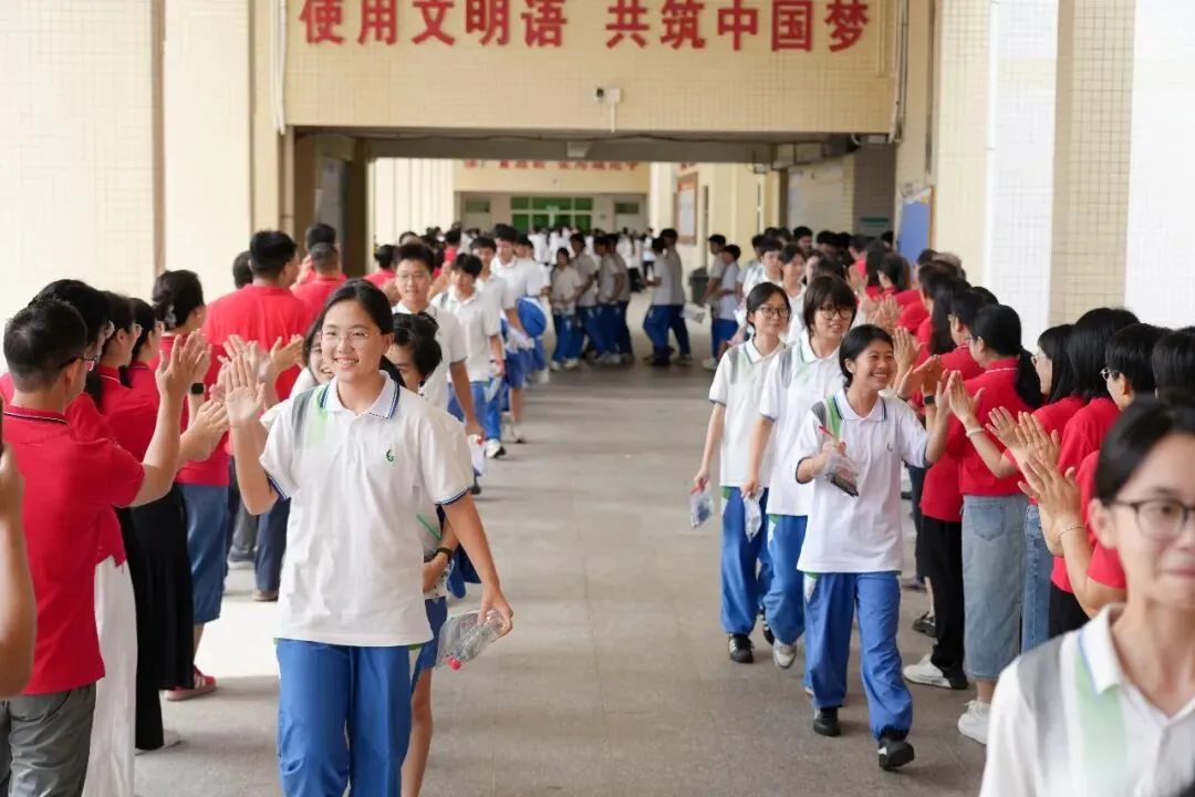 中考第一天纪实丨三载耕耘终亮剑,今朝逐梦踏歌行-第12张图片-四季读书网
