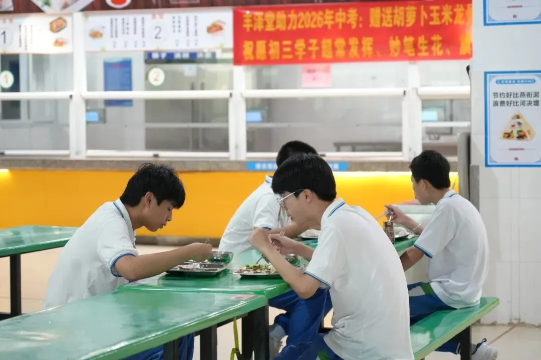 中考第一天纪实丨三载耕耘终亮剑,今朝逐梦踏歌行-第24张图片-四季读书网