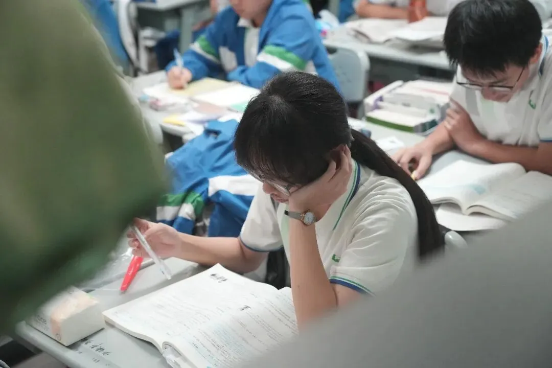 中考第一天纪实丨三载耕耘终亮剑,今朝逐梦踏歌行-第28张图片-四季读书网