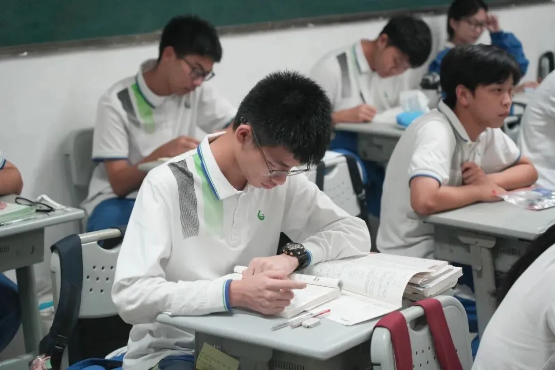 中考第一天纪实丨三载耕耘终亮剑,今朝逐梦踏歌行-第29张图片-四季读书网