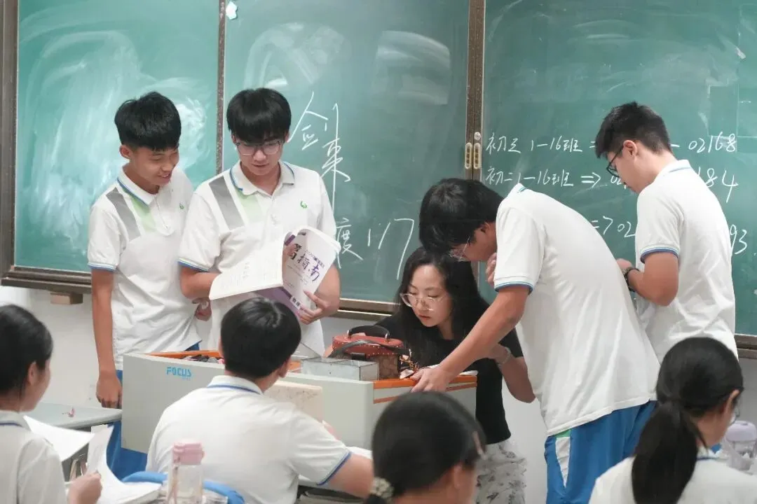 中考第一天纪实丨三载耕耘终亮剑,今朝逐梦踏歌行-第31张图片-四季读书网