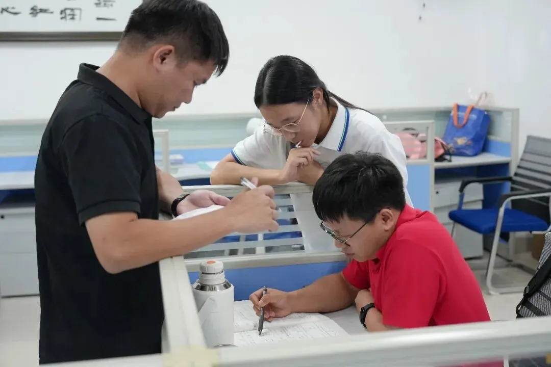 中考第一天纪实丨三载耕耘终亮剑,今朝逐梦踏歌行-第32张图片-四季读书网