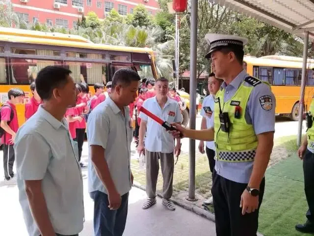 护航中考!惠东交警为校车做“全身体检”-第2张图片-四季读书网