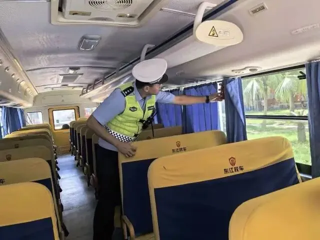 护航中考!惠东交警为校车做“全身体检”-第3张图片-四季读书网