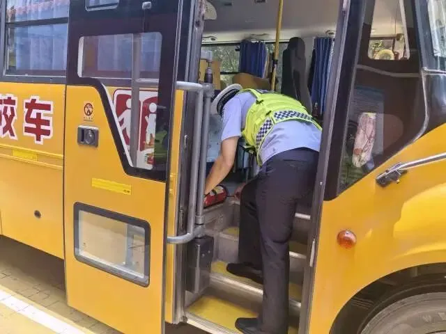 护航中考!惠东交警为校车做“全身体检”-第4张图片-四季读书网