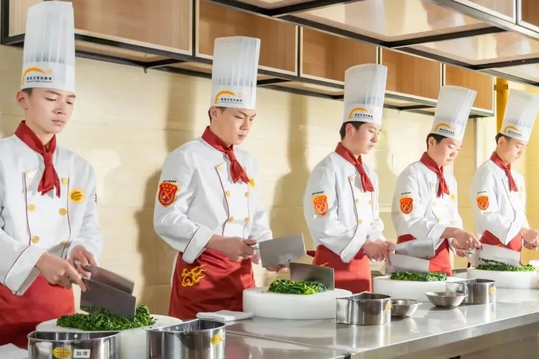 中考出分在即 | 菏泽新东方2026夏秋季火热报名中,名额告急,速来锁定学位!-第8张图片-四季读书网