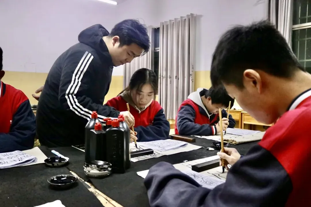 中考放榜,多元未来!来新凤凰,找到属于你的“最优解”-第26张图片-四季读书网 中考放榜,多元未来!来新凤凰,找到属于你的“最优解”-第26张图片-四季读书网