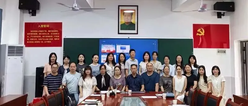【名师工作室专栏】深研真题明导向,踔厉践行赴山海——衡山县肖红辉高中语文名师工作室第三次线下研修(一)-第9张图片-四季读书网 【名师工作室专栏】深研真题明导向,踔厉践行赴山海——衡山县肖红辉高中语文名师工作室第三次线下研修(一)-第9张图片-四季读书网