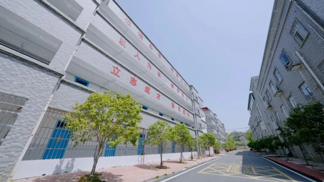 赣州崇德高中诚邀:中考学生及家长、高三复读学生及家长来校参观、考察-第9张图片-四季读书网