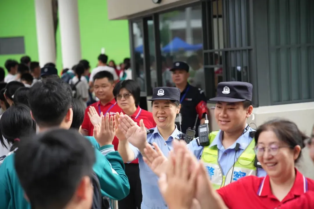 全力护航!荔湾公安为中考学子铺就平安追梦路-第18张图片-四季读书网 全力护航!荔湾公安为中考学子铺就平安追梦路-第18张图片-四季读书网