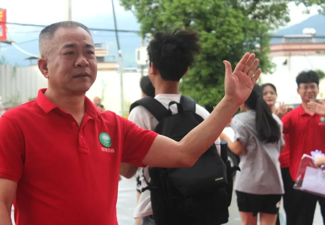勤学不怠,自信从容——瑞峰2026年中考送考-第21张图片-四季读书网