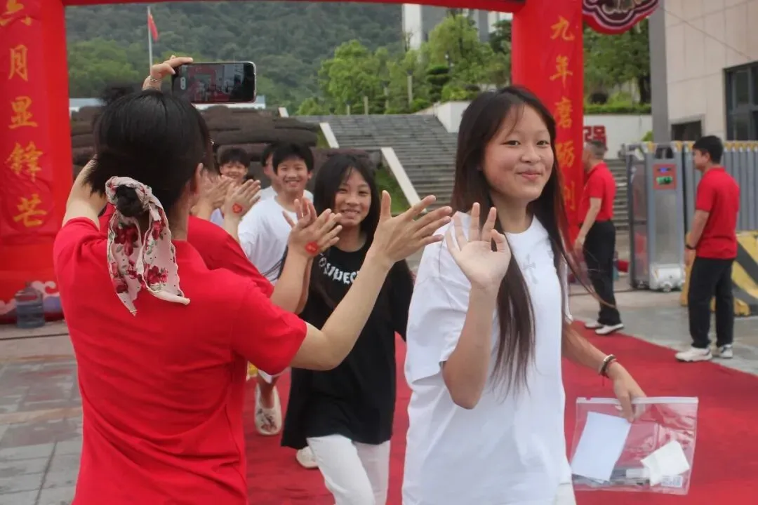 勤学不怠,自信从容——瑞峰2026年中考送考-第26张图片-四季读书网