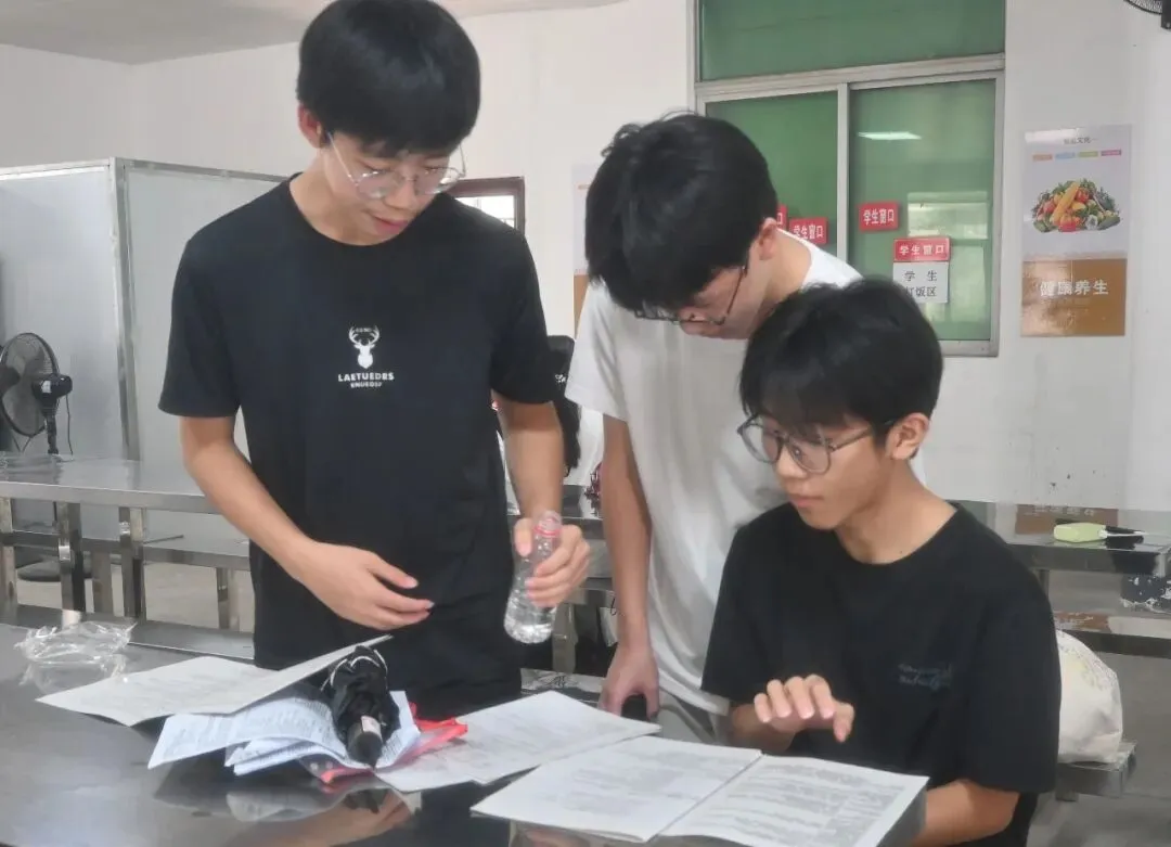 勤学不怠,自信从容——瑞峰2026年中考送考-第37张图片-四季读书网