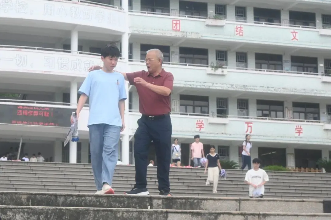 勤学不怠,自信从容——瑞峰2026年中考送考-第40张图片-四季读书网
