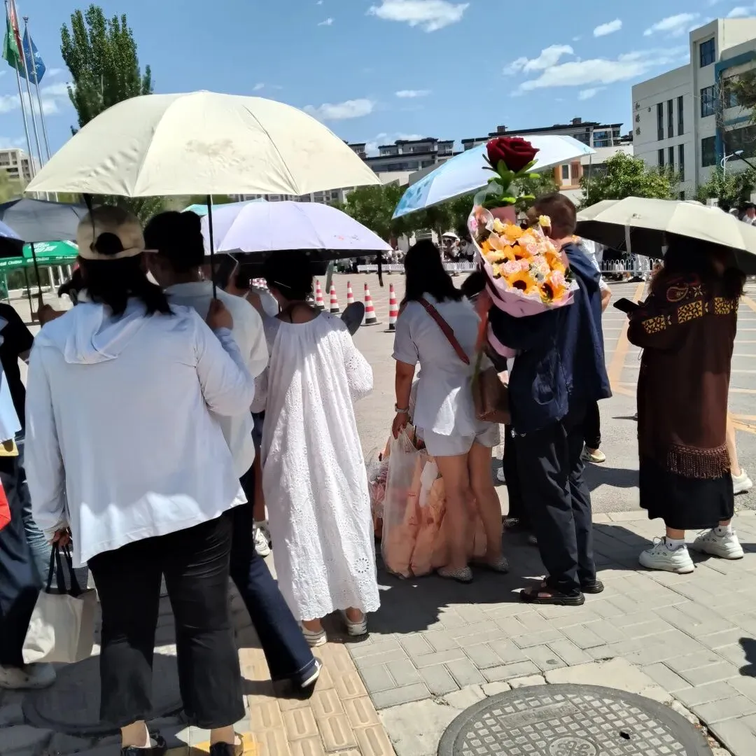中考学校门口的风景线-第1张图片-四季读书网 中考学校门口的风景线-第1张图片-四季读书网